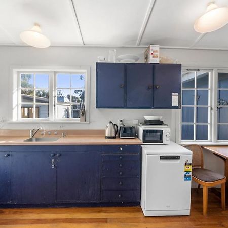 The Little Blue Bach - Waikanae Beach Holiday Home Exterior photo