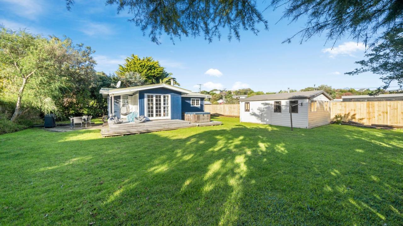 The Little Blue Bach - Waikanae Beach Holiday Home Exterior photo