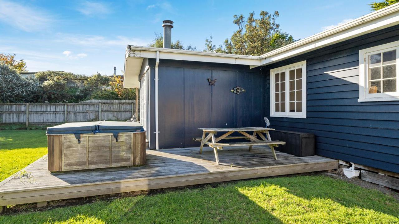 The Little Blue Bach - Waikanae Beach Holiday Home Exterior photo