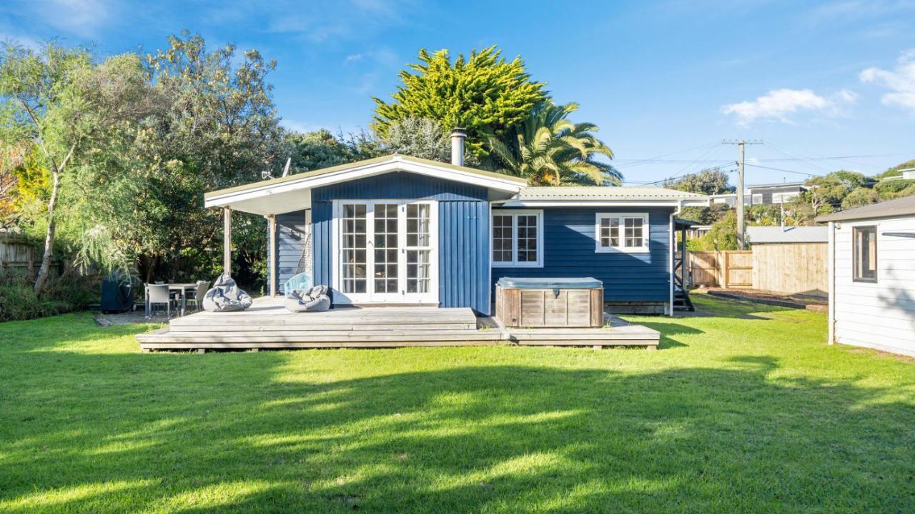 The Little Blue Bach - Waikanae Beach Holiday Home Exterior photo