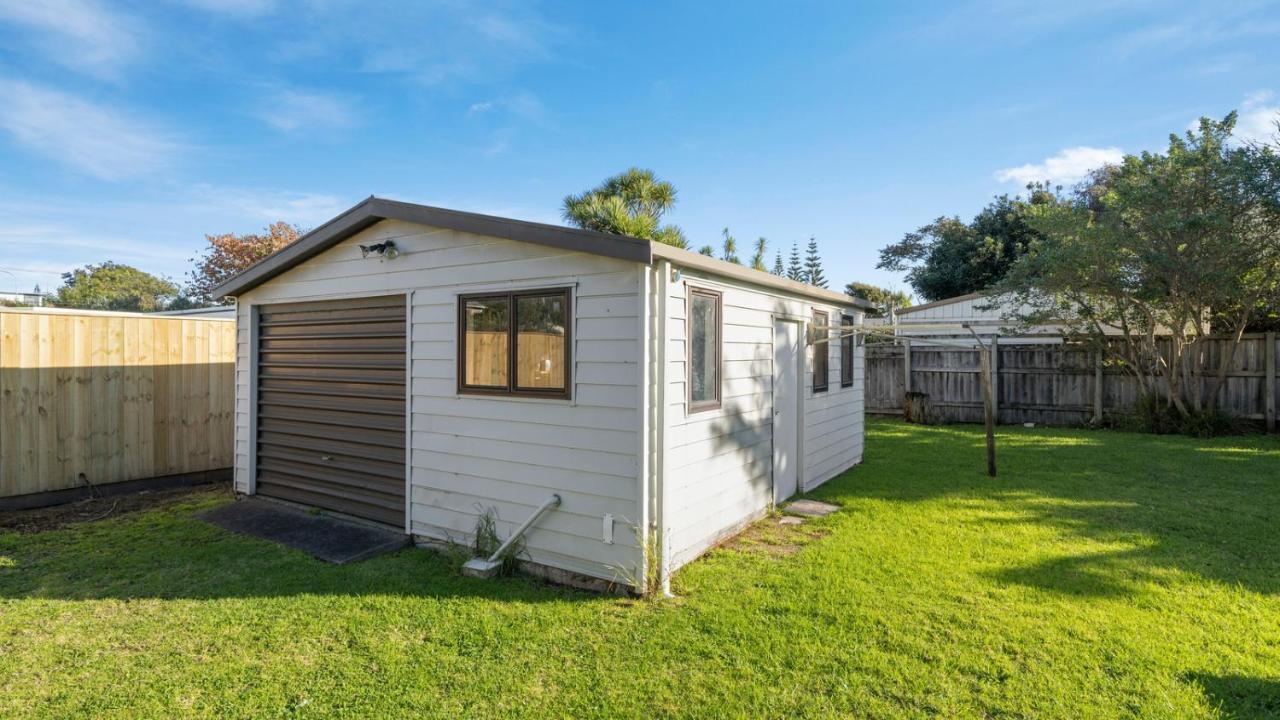 The Little Blue Bach - Waikanae Beach Holiday Home Exterior photo