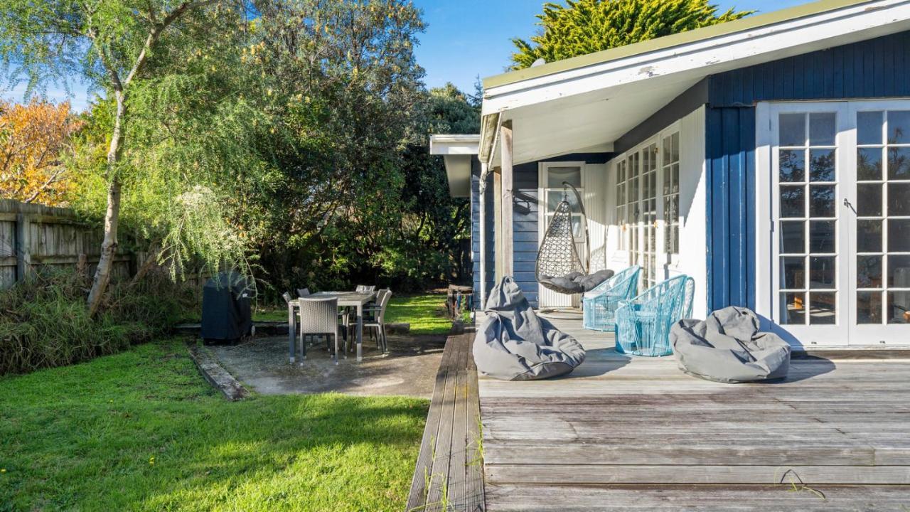 The Little Blue Bach - Waikanae Beach Holiday Home Exterior photo